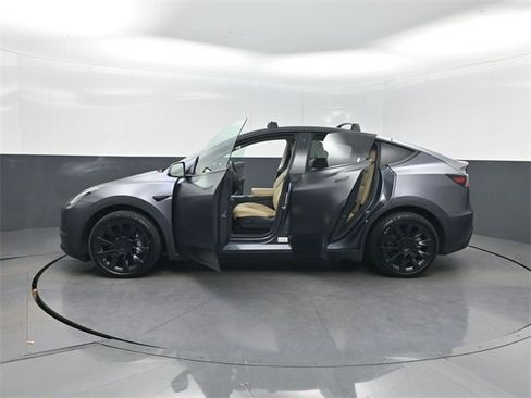 Used 2021 Tesla Model Y Long Range image 35