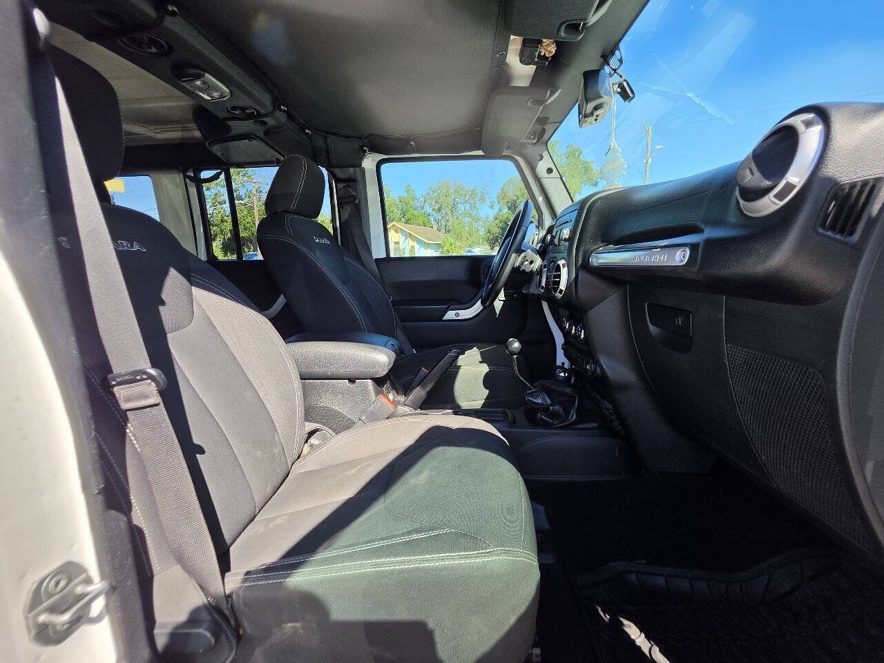 Used 2016 Jeep Wrangler Unlimited Sahara w/ Connectivity Group AWD/4WD image 14
