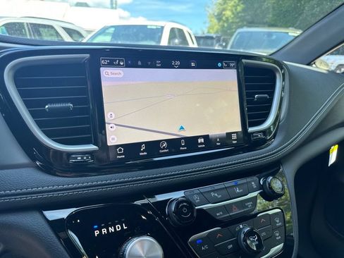 New 2027 Chrysler Pacifica Limited FWD image 15