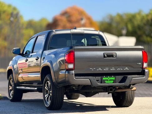 Used 2019 Toyota Tacoma TRD Sport image 9