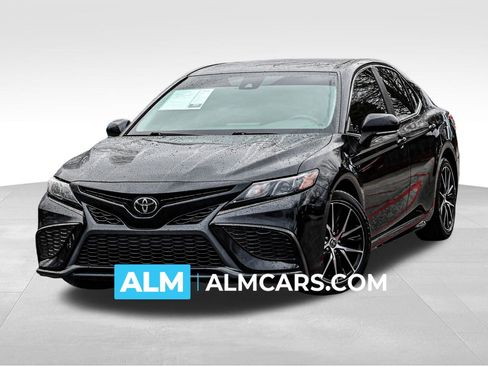 Used 2022 Toyota Camry SE image 1