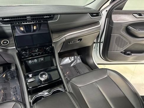 Used 2023 Jeep Grand Cherokee Limited w/ Black Appearance Package AWD/4WD image 24
