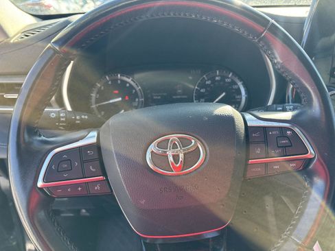 Certified 2020 Toyota Highlander XLE image 11