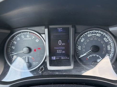 Used 2018 Toyota Tacoma TRD Sport w/ Technology Package image 6