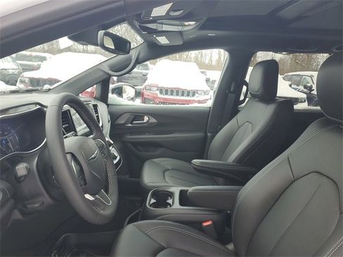 New 2026 Chrysler Pacifica Select image 17