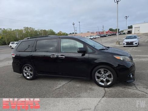 Used 2014 Toyota Sienna SE image 2