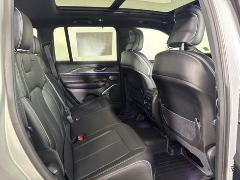 Used 2022 Jeep Grand Cherokee Overland w/ Luxury Tech Group IV AWD/4WD image 5