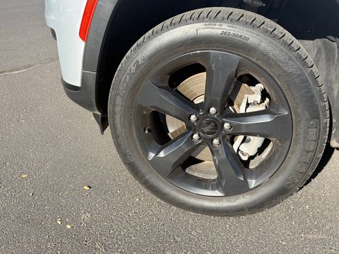 Used 2022 Jeep Grand Cherokee L Laredo image 6