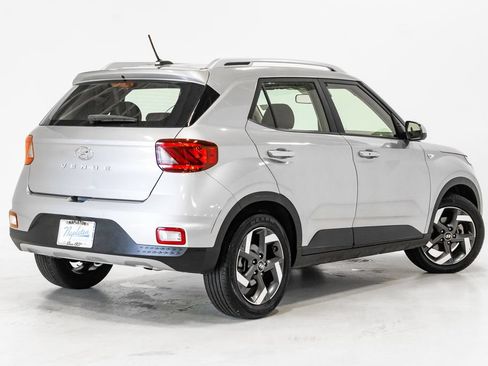 Used 2025 Hyundai Venue SEL FWD image 31
