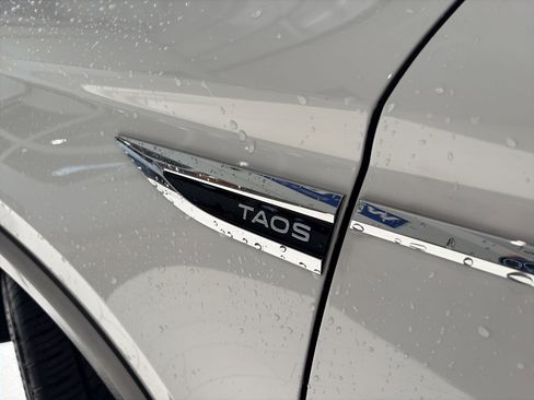 Used 2024 Volkswagen Taos SE w/ Panoramic Sunroof Package image 10