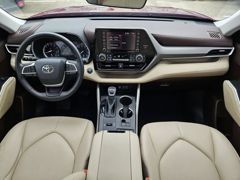 Used 2022 Toyota Highlander XLE FWD image 12