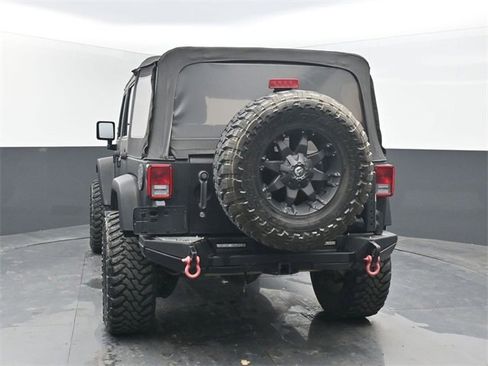 Used 2012 Jeep Wrangler Unlimited Sahara image 4