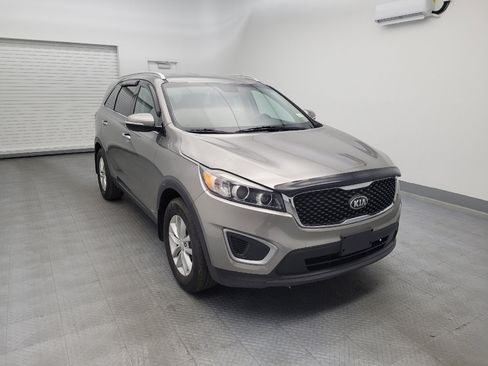 Used 2017 Kia Sorento LX w/ LX Convenience Package image 13