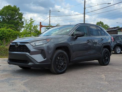 Used 2020 Toyota RAV4 LE FWD image 2