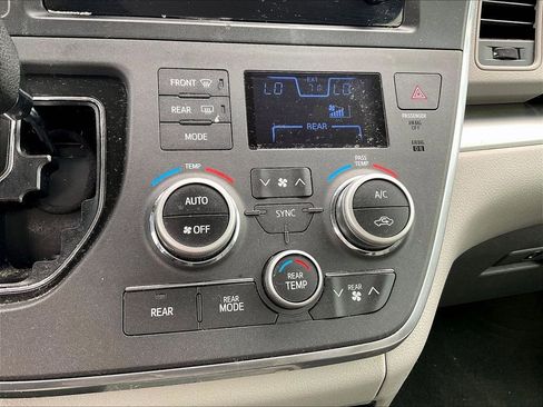 Used 2017 Toyota Sienna L FWD image 26