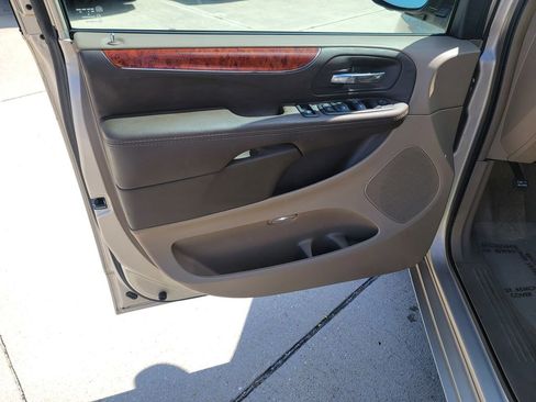 Used 2015 Chrysler Town & Country Touring FWD image 10