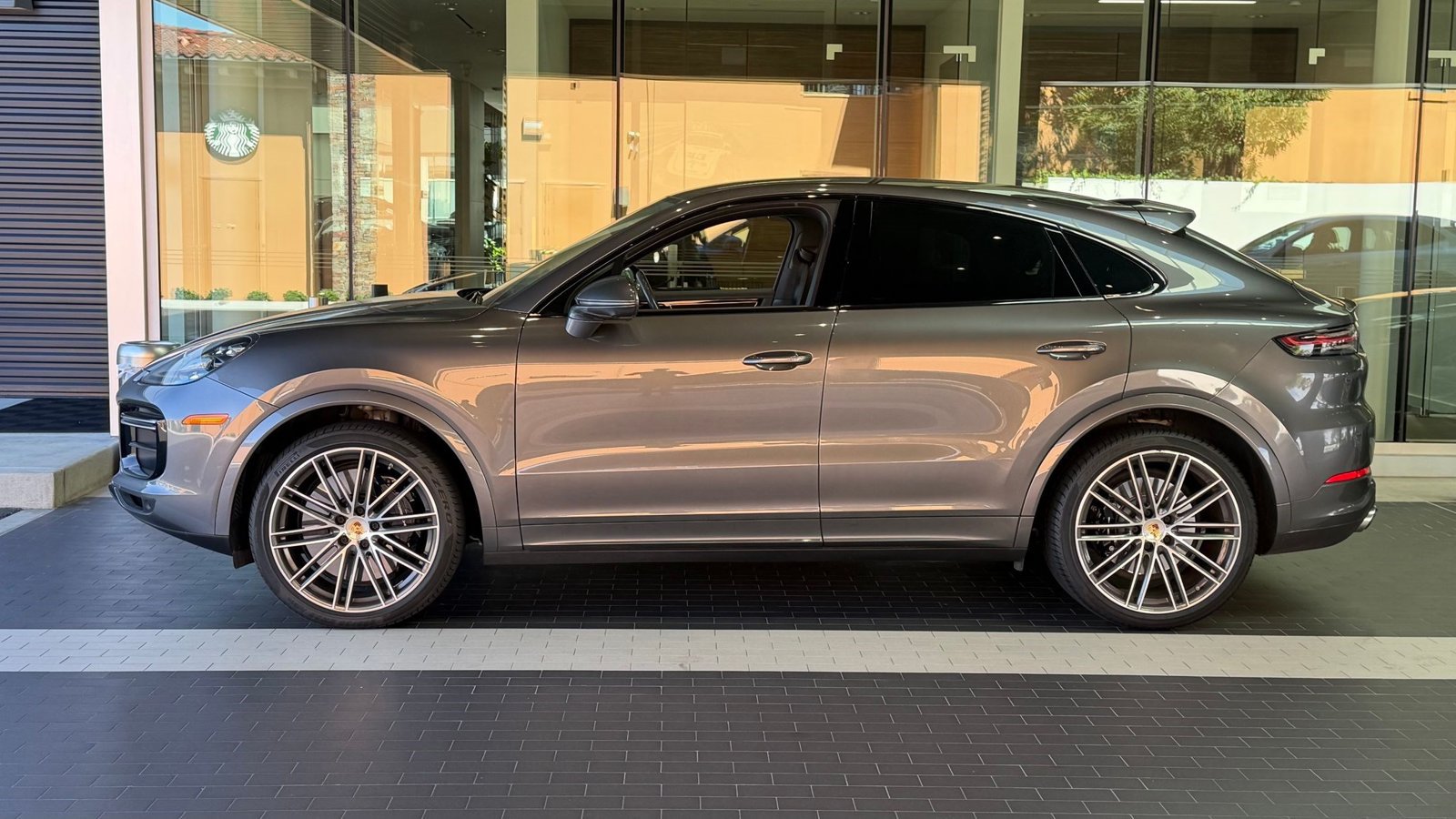 Certified 2022 Porsche Cayenne Turbo AWD/4WD image 2