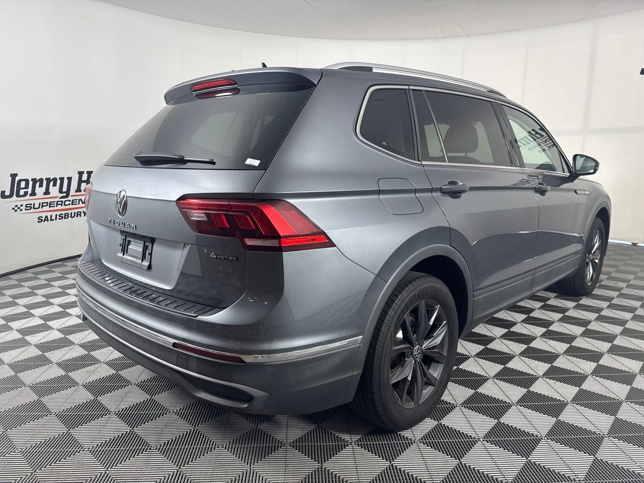 Used 2023 Volkswagen Tiguan SE w/ Panoramic Sunroof Package AWD/4WD image 7