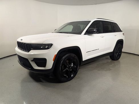 New 2025 Jeep Grand Cherokee Altitude image 3