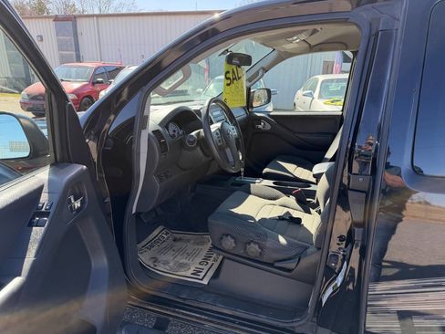 Used 2012 Nissan Frontier SV w/ Sport Appearance Pkg image 11