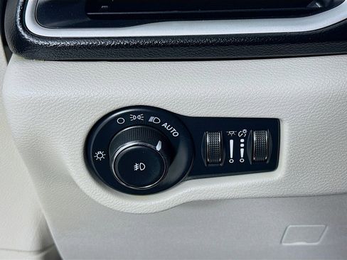 Used 2022 Chrysler Pacifica Touring-L image 10