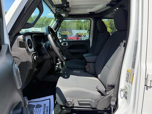 Used 2024 Jeep Gladiator Sport AWD/4WD image 12