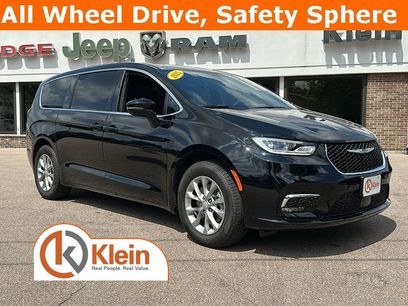 New 2025 Chrysler Pacifica Select