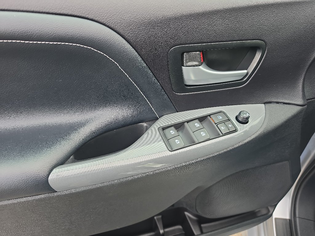 Used 2015 Toyota Sienna SE FWD image 11