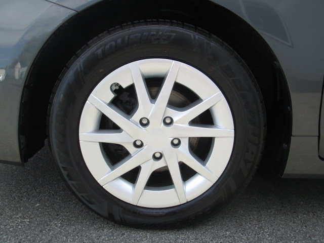 Used 2017 Toyota Prius V Four FWD image 9