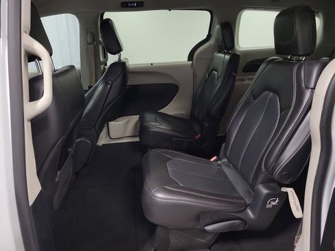 Used 2021 Chrysler Voyager Lxi image 22