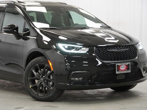 New 2026 Chrysler Pacifica Limited image 3