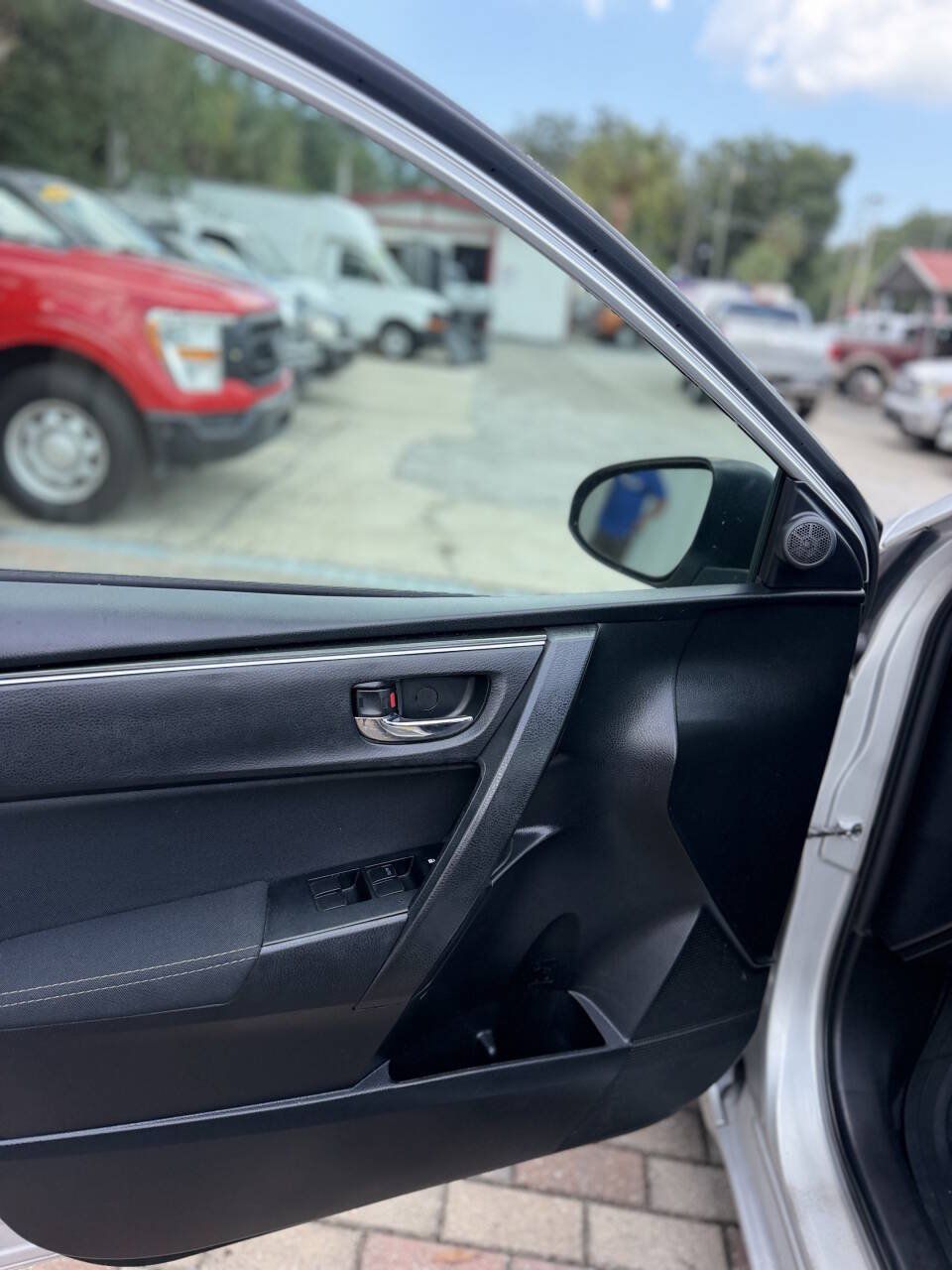 Used 2019 Toyota Corolla LE FWD image 13