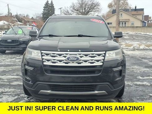Used 2019 Ford Explorer XLT image 2