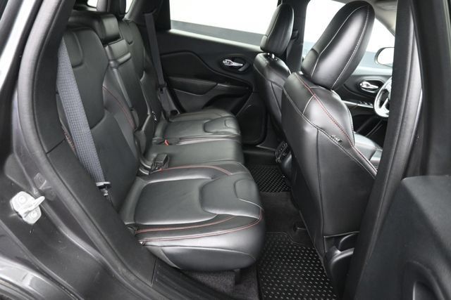 Used 2016 Jeep Cherokee Trailhawk w/ Leather Interior Group AWD/4WD image 7