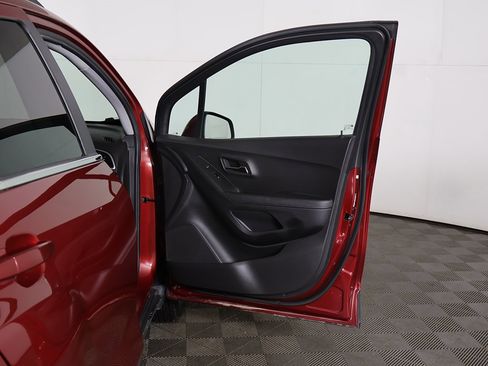 Used 2020 Chevrolet Trax LT image 16