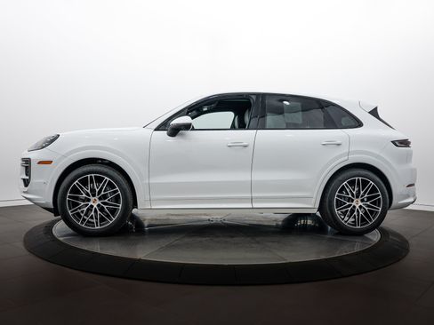 Certified 2026 Porsche Cayenne AWD/4WD image 2