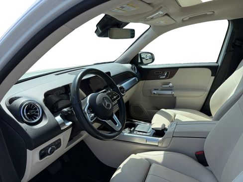Used 2023 Mercedes-Benz GLB 250 4MATIC w/ Premium Package image 9
