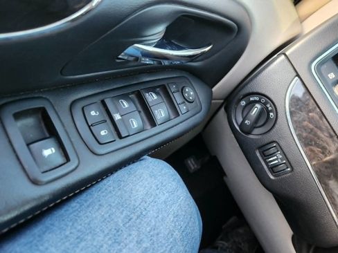 Used 2012 Chrysler Town & Country Touring-L w/ Entertainment Group #2 FWD image 21