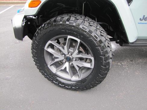 Used 2024 Jeep Wrangler Unlimited w/ Convenience Group AWD/4WD image 22