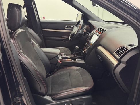 Used 2018 Ford Explorer XLT w/ Equipment Group 202A AWD/4WD image 28