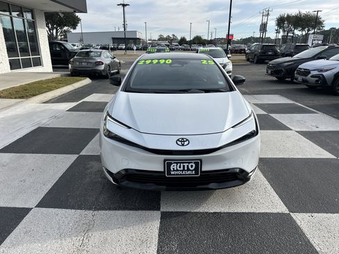 Used 2025 Toyota Prius image 2
