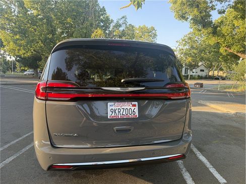 Used 2022 Chrysler Pacifica Touring-L FWD image 6