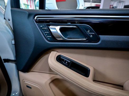 Used 2023 Porsche Macan w/ Premium Package Plus image 29