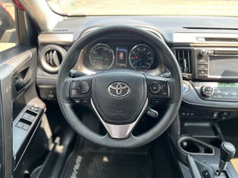 Used 2018 Toyota RAV4 LE AWD/4WD image 28