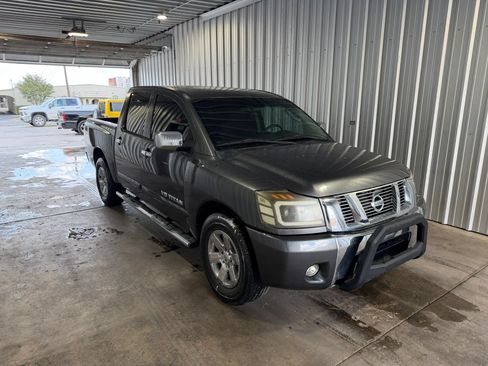 Used 2011 Nissan Titan SV RWD image 4