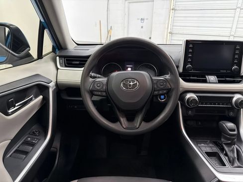 Used 2020 Toyota RAV4 XLE w/ Convenience Package FWD image 21