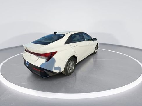 Used 2025 Hyundai Elantra SE FWD image 8