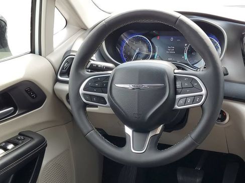 Used 2024 Chrysler Pacifica Touring-L FWD image 30