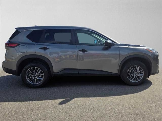 Used 2024 Nissan Rogue S AWD/4WD image 2