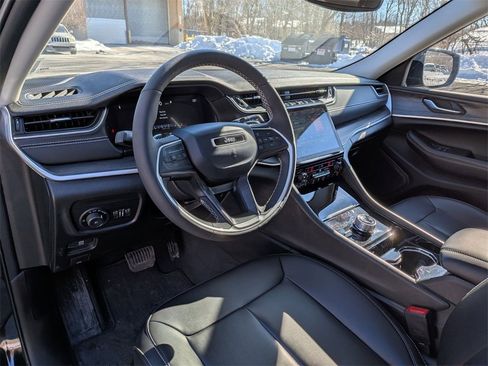 Certified 2023 Jeep Grand Cherokee Limited w/ Black Appearance Package image 11